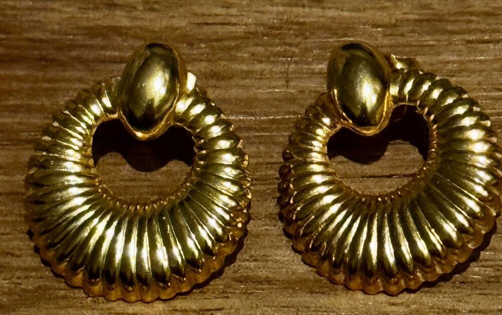 Vintage Simply Whispers RR Gold Tone Ribbed Hoop Door Knocker Pierced Earrings